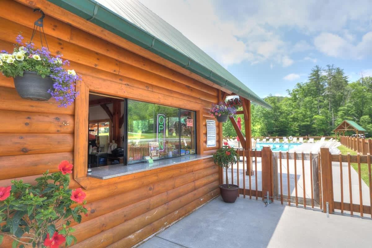 Beautiful View! Log Cabin,Fireplace,Hot Tub,Arcade,Pool,Fishing Sevierville Exterior foto