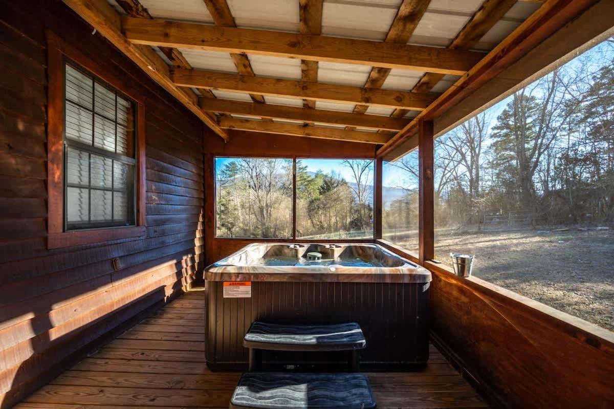 Beautiful View! Log Cabin,Fireplace,Hot Tub,Arcade,Pool,Fishing Sevierville Exterior foto