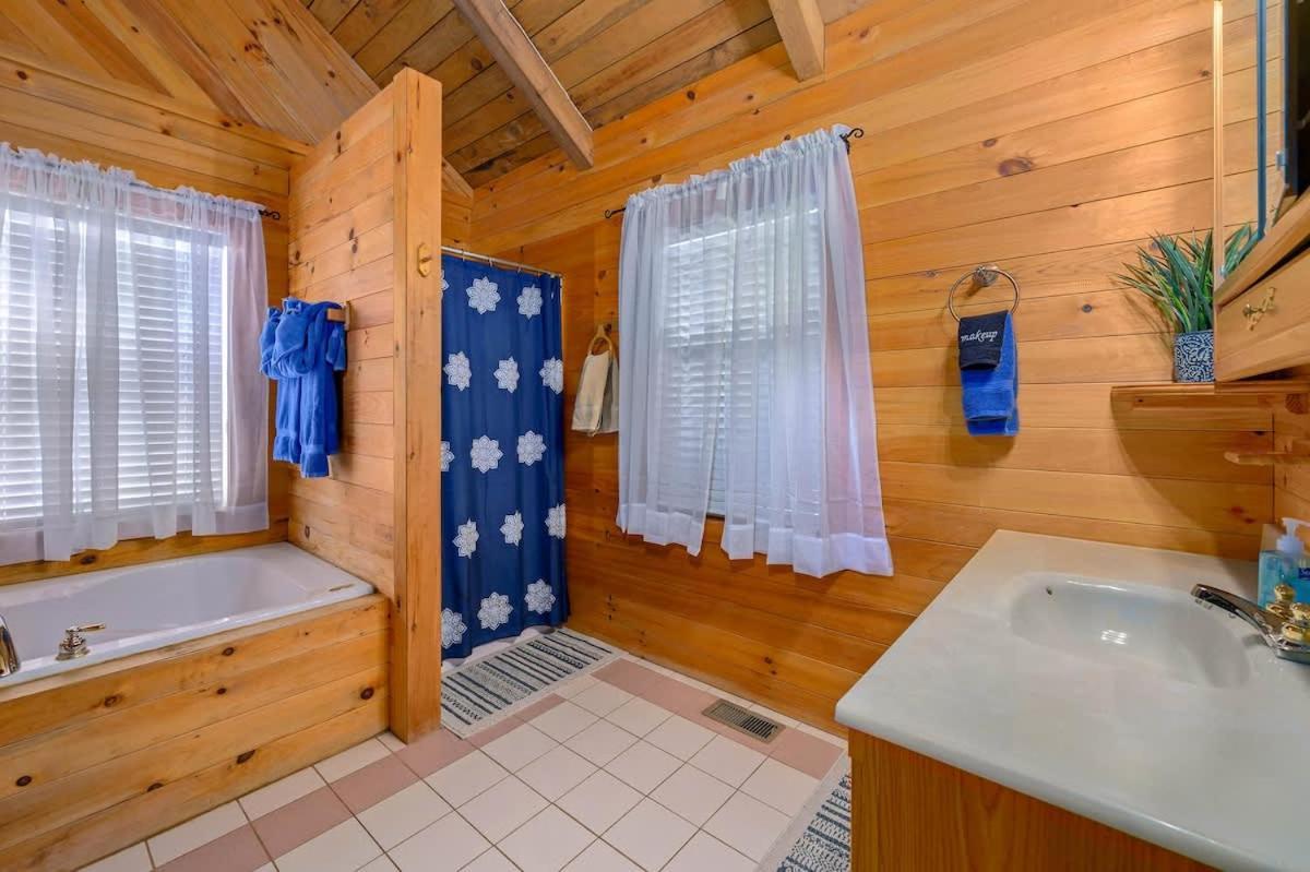 Beautiful View! Log Cabin,Fireplace,Hot Tub,Arcade,Pool,Fishing Sevierville Exterior foto