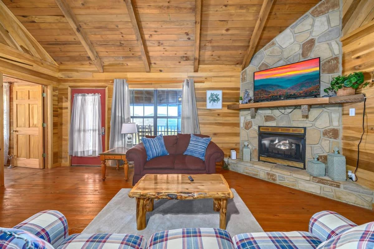 Beautiful View! Log Cabin,Fireplace,Hot Tub,Arcade,Pool,Fishing Sevierville Exterior foto