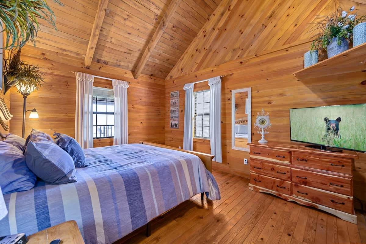 Beautiful View! Log Cabin,Fireplace,Hot Tub,Arcade,Pool,Fishing Sevierville Exterior foto
