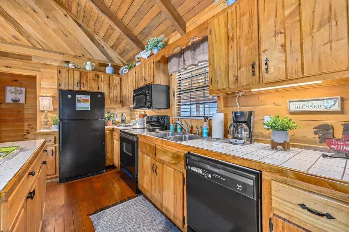 Beautiful View! Log Cabin,Fireplace,Hot Tub,Arcade,Pool,Fishing Sevierville Exterior foto