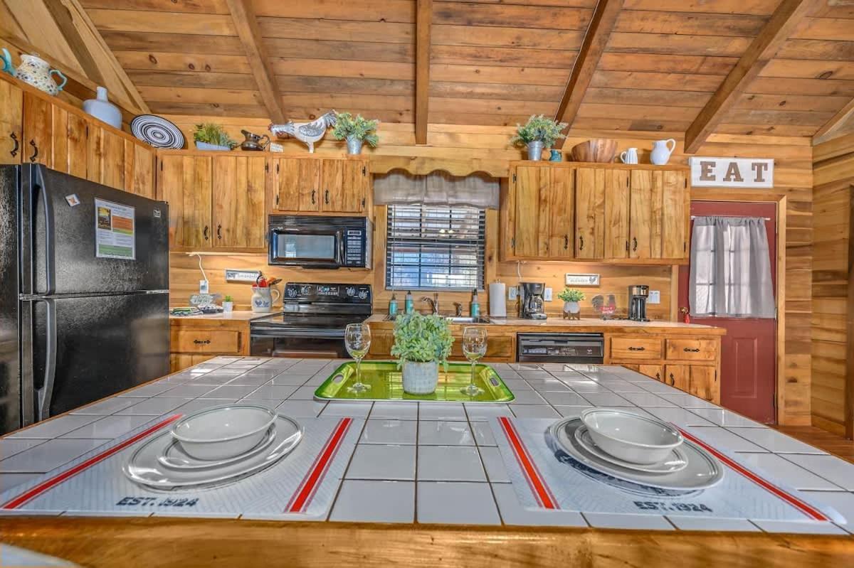 Beautiful View! Log Cabin,Fireplace,Hot Tub,Arcade,Pool,Fishing Sevierville Exterior foto