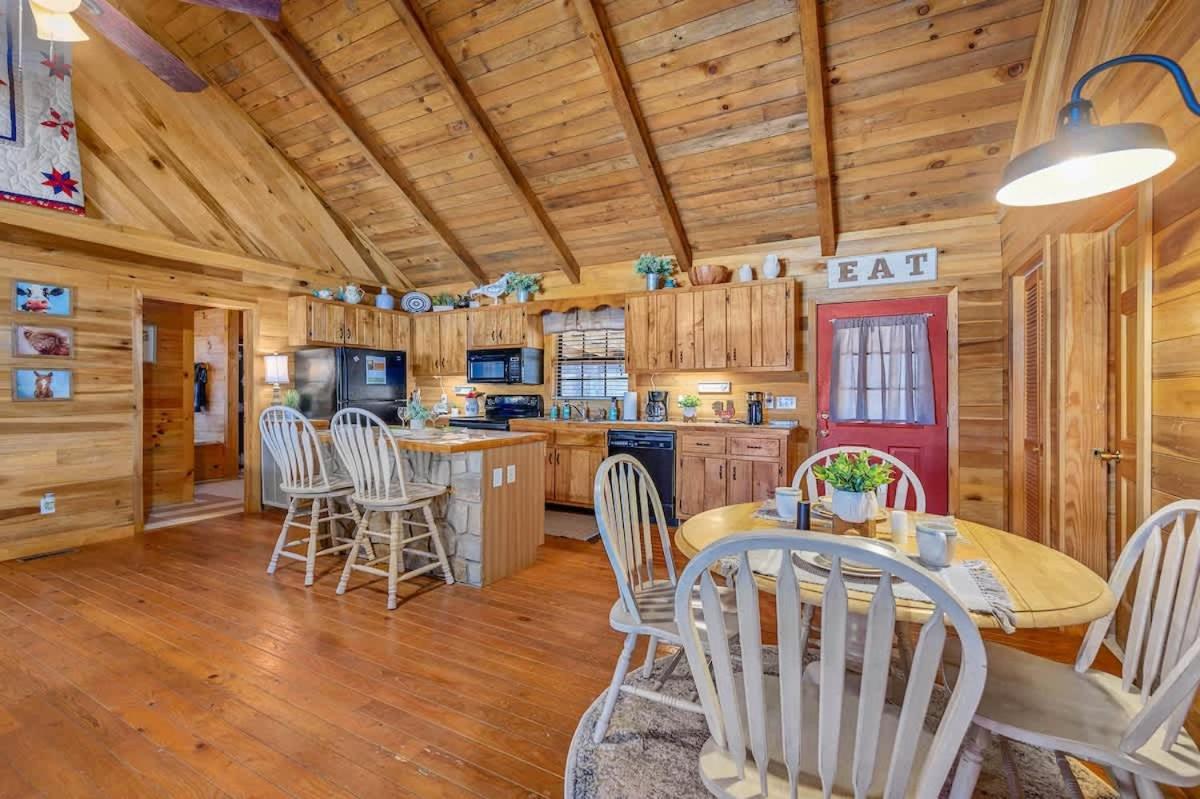 Beautiful View! Log Cabin,Fireplace,Hot Tub,Arcade,Pool,Fishing Sevierville Exterior foto